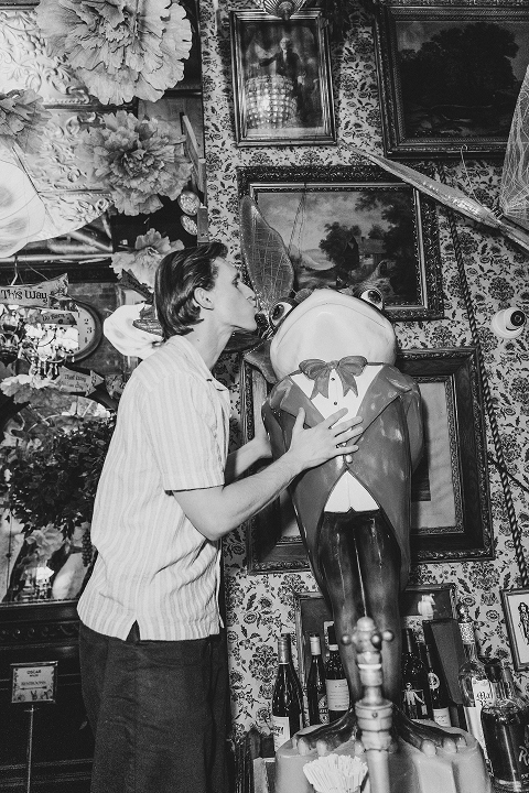 Image - Our copy prince, kissing frogs